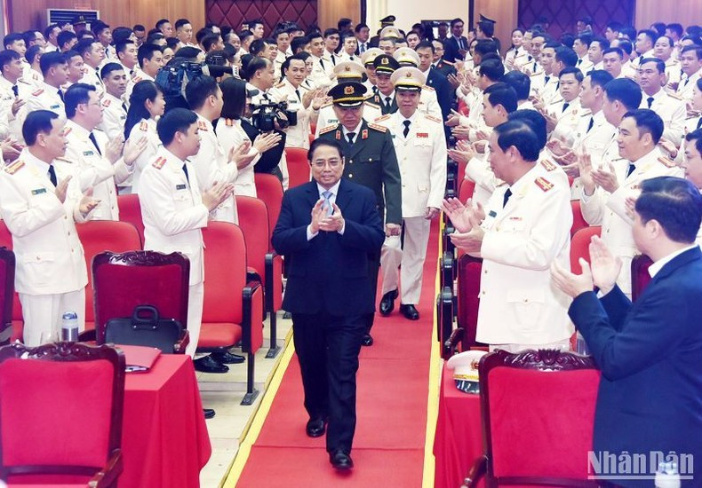 El jefe de Gobierno saluda a los oficiales y soldados de la unidad militar. El jefe de Gobierno saluda a los oficiales y soldados de la unidad militar.