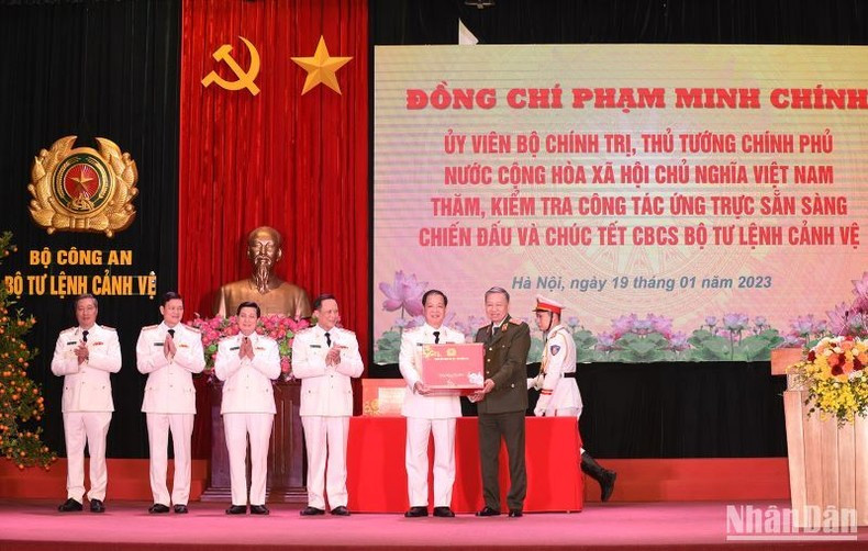 El ministro de Seguridad Pública de Vietnam, general To Lam, otorga obsequios a los soldados. El ministro de Seguridad Pública de Vietnam, general To Lam, otorga obsequios a los soldados.