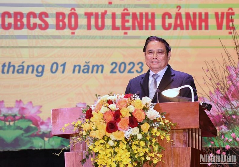 Minh Chinh pide a los soldados analizar y pronosticar de forma precisa la situación para asesorar oportunamente al Partido y al Estado sobre las medidas destinadas a prevenir riesgos y proteger la seguridad política. Minh Chinh pide a los soldados analizar y pronosticar de forma precisa la situación para asesorar oportunamente al Partido y al Estado sobre las medidas destinadas a prevenir riesgos y proteger la seguridad política.