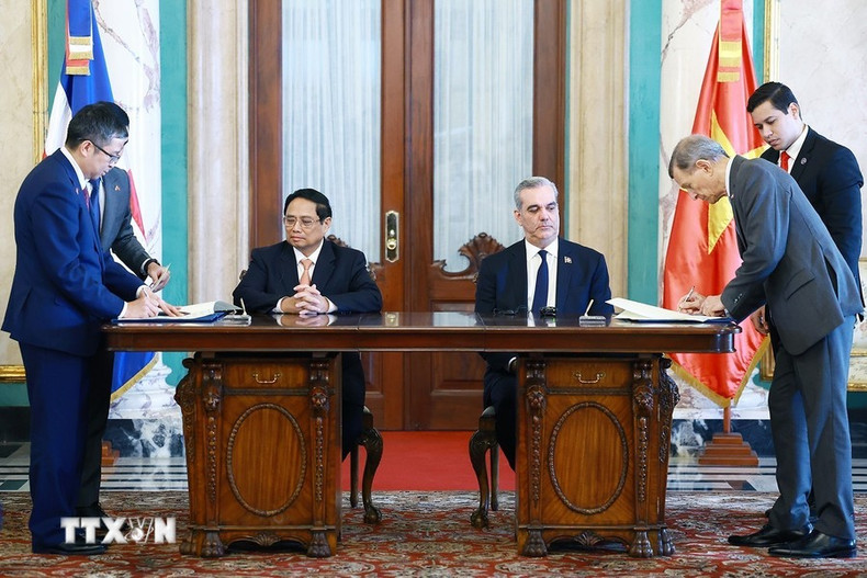El primer ministro vietnamita, Pham Minh Chinh, y el presidente de la República Dominicana, Luis Abinader Corona, presencian la firma del Memorando de Entendimiento entre las Academias Diplomáticas de los dos países. El primer ministro vietnamita, Pham Minh Chinh, y el presidente de la República Dominicana, Luis Abinader Corona, presencian la firma del Memorando de Entendimiento entre las Academias Diplomáticas de los dos países.