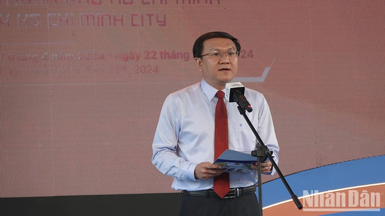 El director del Servicio de Información y Comunicación de Ciudad Ho Chi Minh, Lam Dinh Thang, pronuncia el discurso de apertura. El director del Servicio de Información y Comunicación de Ciudad Ho Chi Minh, Lam Dinh Thang, pronuncia el discurso de apertura.
