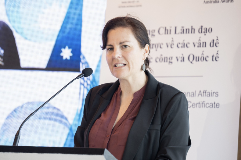Cherie Russell, consejera de desarrollo de la Embajada de Australia en Hanói, habla en la ceremonia de apertura del curso. (Foto: VAC) Cherie Russell, consejera de desarrollo de la Embajada de Australia en Hanói, habla en la ceremonia de apertura del curso. (Foto: VAC)