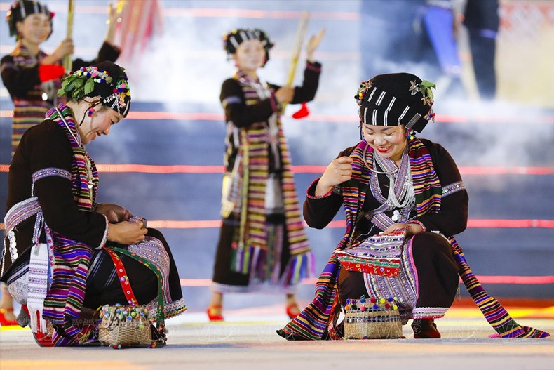 La diligencia y el ingenio de las mujeres de la etnia Lu se honran en eventos culturales.