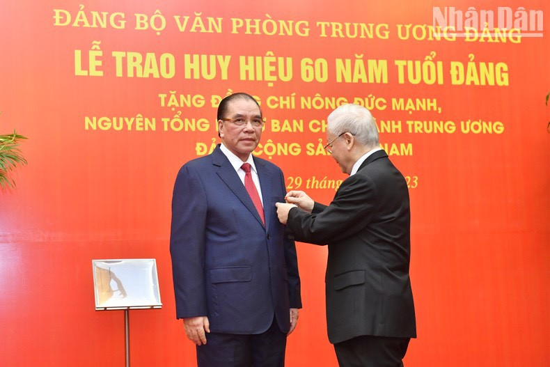 El máximo dirigente partidista vietnamita entrega a Nong Duc Manh la distinción. El máximo dirigente partidista vietnamita entrega a Nong Duc Manh la distinción.