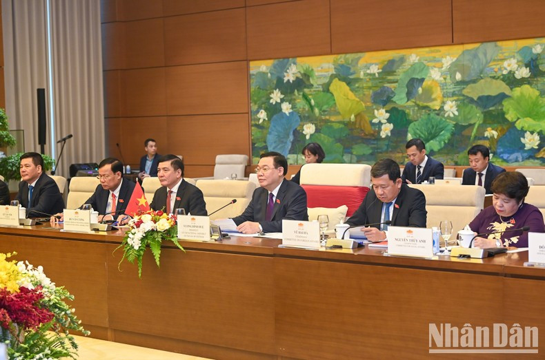 Vuong Dinh Hue interviene en el acto. Vuong Dinh Hue interviene en el acto.