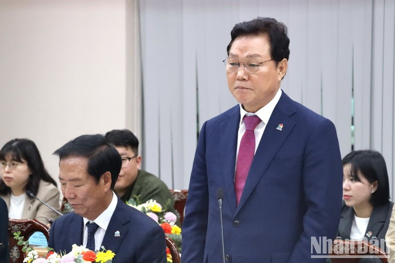 El gobernador de la provincia surcoreana de Gyeongnam, Park Wan Soo, interviene en el acto. El gobernador de la provincia surcoreana de Gyeongnam, Park Wan Soo, interviene en el acto.