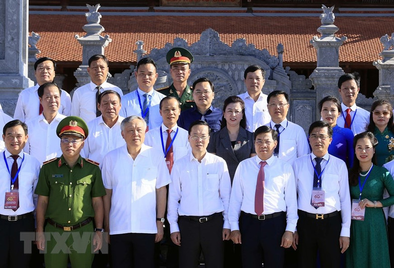 El jefe de Estado vietnamita y delegados en la reliquia nacional especial de la Victoria de Xuong Giang.