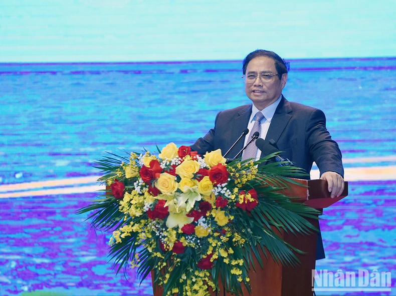 El Primer Ministro Pham Minh Chinh felicita a Petrovietnam por sus logros y contribuciones.
