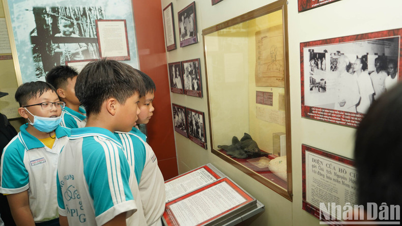Los estudiantes de las escuelas de la ciudad visitan y aprenden sobre el Presidente Ho Chi Minh a través de las imágenes y los recuerdos exhibidas en el museo. Los estudiantes de las escuelas de la ciudad visitan y aprenden sobre el Presidente Ho Chi Minh a través de las imágenes y los recuerdos exhibidas en el museo.