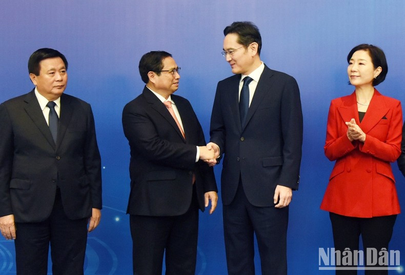 Minh Chinh recibe al presidente de Samsung Electronics, Lee Jae Yong. Minh Chinh recibe al presidente de Samsung Electronics, Lee Jae Yong.