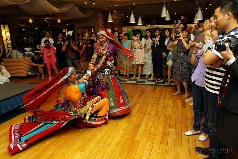 Un espectáculo de danza folclórica india en “Días festivos de la India” en Ciudad Ho Chi Minh (marzo de 2014). Un espectáculo de danza folclórica india en “Días festivos de la India” en Ciudad Ho Chi Minh (marzo de 2014).