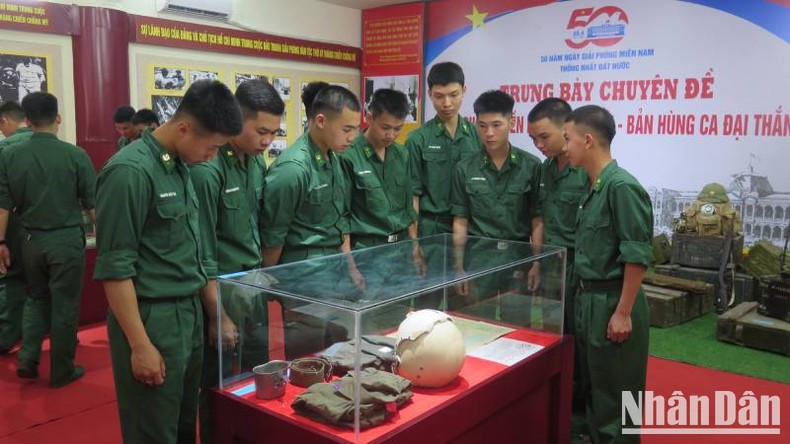Soldados de la guardia fronteriza de la provincia de Lang Son visitan la exposición. Soldados de la guardia fronteriza de la provincia de Lang Son visitan la exposición.