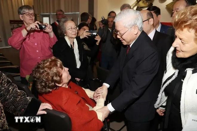 El secretario general del PCV, Nguyen Phu Trong, se reúne con Raymonde Dien, miembro del Partido Comunista Francés, símbolo del espíritu de oposición a la guerra injusta librada por los colonialistas franceses en Vietnam. (Foto: VNA) El secretario general del PCV, Nguyen Phu Trong, se reúne con Raymonde Dien, miembro del Partido Comunista Francés, símbolo del espíritu de oposición a la guerra injusta librada por los colonialistas franceses en Vietnam. (Foto: VNA)
