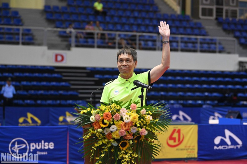 El árbitro Nguyen Tien Hung presta juramento en nombre de los colegiados. El árbitro Nguyen Tien Hung presta juramento en nombre de los colegiados.