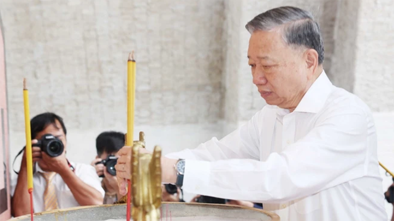 El secretario general del PCV, To Lam, ofrece incienso para rendir homenaje a los héroes y mártires.