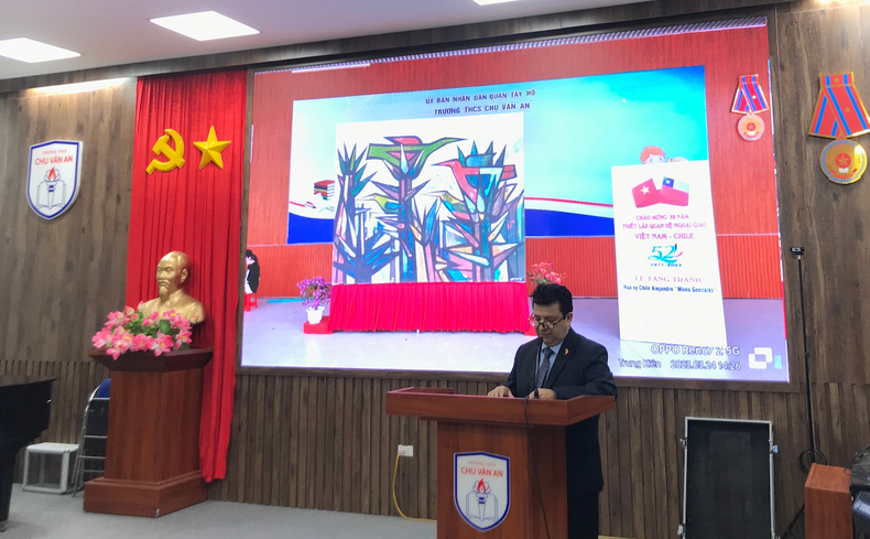 Sergio Narea, embajador de Chile en Vietnam, habla en la cita.