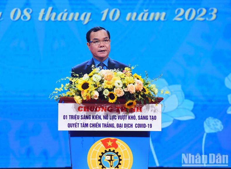 El presidente de la Confederación General del Trabajo de Vietnam y el subjefe del Consejo Central de Emulación y Recompensa, Nguyen Dinh Khang, habla en el acto El presidente de la Confederación General del Trabajo de Vietnam y el subjefe del Consejo Central de Emulación y Recompensa, Nguyen Dinh Khang, habla en el acto