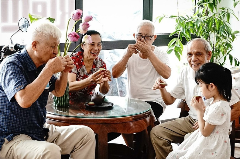 Chatear con queridos amigos y disfrutar del delicioso aroma de una taza de té de loto ha sido durante mucho tiempo algo especial para los hanoyenes. Chatear con queridos amigos y disfrutar del delicioso aroma de una taza de té de loto ha sido durante mucho tiempo algo especial para los hanoyenes.