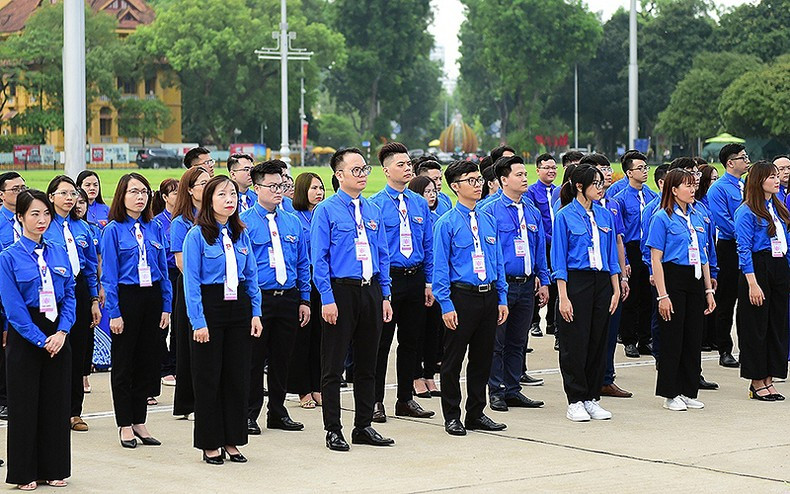 Los delegados participantes en el Festival de jóvenes vietnamitas destacados en seguimiento de las enseñanzas de Ho Chi Minh 2023 expresan su gratitud al Tío Ho. Los delegados participantes en el Festival de jóvenes vietnamitas destacados en seguimiento de las enseñanzas de Ho Chi Minh 2023 expresan su gratitud al Tío Ho.