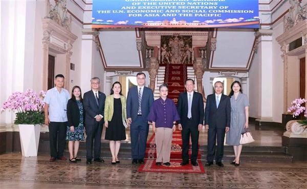 El presidente del Comité Popular de Ciudad Ho Chi Minh, Phan Van Mai, (tercero desde la derecha), la vicesecretaria general de las Naciones Unidas Armida Salsiah Alisjahbana (cuarta desde la derecha) y otros delegados. (Foto: VNA) El presidente del Comité Popular de Ciudad Ho Chi Minh, Phan Van Mai, (tercero desde la derecha), la vicesecretaria general de las Naciones Unidas Armida Salsiah Alisjahbana (cuarta desde la derecha) y otros delegados. (Foto: VNA)