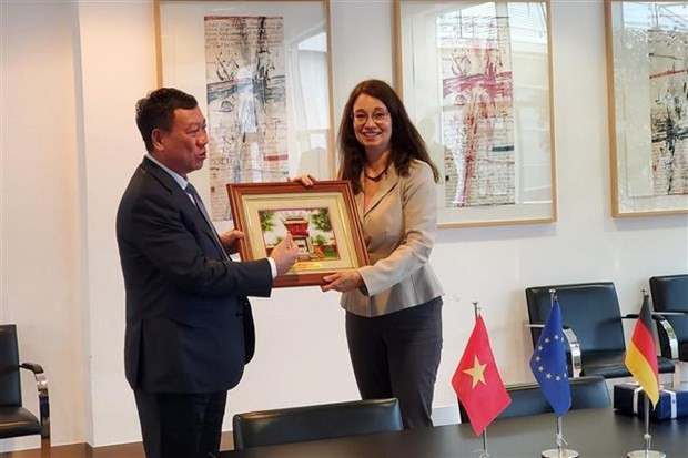El inspector general del Gobierno vietnamita, Doan Hong Phong, y la secretaria de Estado del Ministerio Federal de Justicia de Alemania, Angelika Schlunck, (Foto:VNA) El inspector general del Gobierno vietnamita, Doan Hong Phong, y la secretaria de Estado del Ministerio Federal de Justicia de Alemania, Angelika Schlunck, (Foto:VNA)