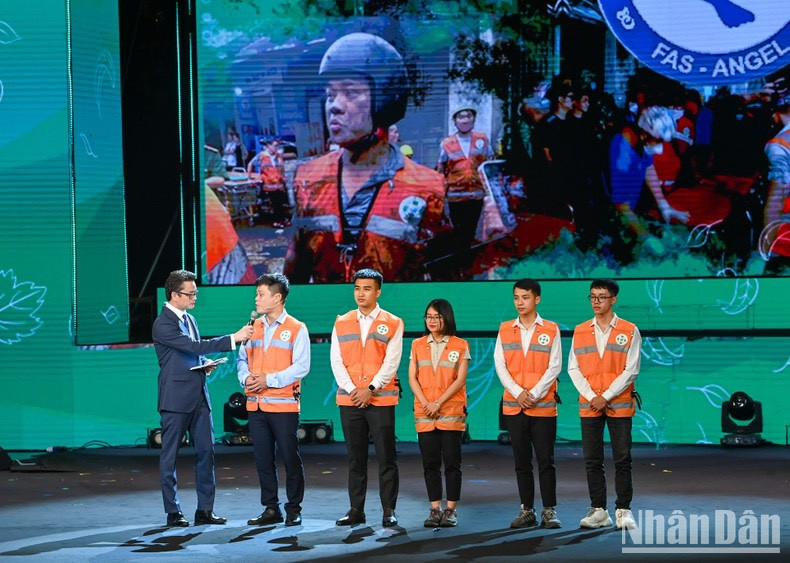 Miembros del equipo de rescate voluntario Fas-Angel hablan de su trabajo. Miembros del equipo de rescate voluntario Fas-Angel hablan de su trabajo.
