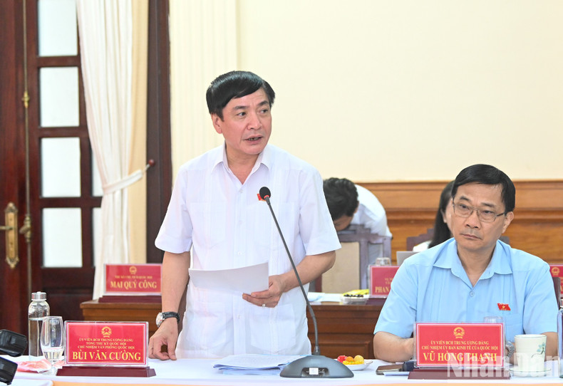 El secretario general y jefe de la Oficina de la AN, Bui Van Cuong, habla en la reunión. El secretario general y jefe de la Oficina de la AN, Bui Van Cuong, habla en la reunión.