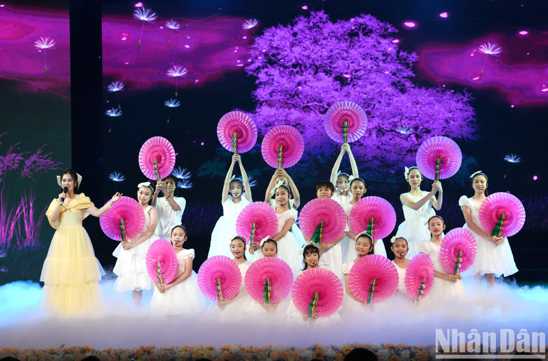 Con una duración de 90 minutos, el programa ofreció un espacio de arte elaboradamente coreografiado, con variadas canciones sobre el país y la gente vietnamitas. Con una duración de 90 minutos, el programa ofreció un espacio de arte elaboradamente coreografiado, con variadas canciones sobre el país y la gente vietnamitas.