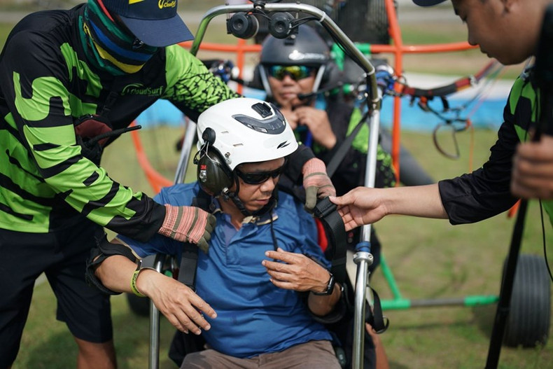 Los pilotos y técnicos ayudan a los visitantes a equiparse con trajes de protección y proporcionan instrucciones de seguridad. Los pilotos y técnicos ayudan a los visitantes a equiparse con trajes de protección y proporcionan instrucciones de seguridad.