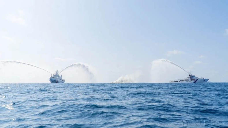 El Comando de la Región 3 de la Guardia Costera de Vietnam coordinó con la Guardia Costera de la India en la organización de un ejercicio conjunto sobre respuesta a derrames de petróleo y tratamiento de la contaminación ambiental, así como actividades de búsqueda- rescate y extinción de incendios en el mar (abril de 2024). El Comando de la Región 3 de la Guardia Costera de Vietnam coordinó con la Guardia Costera de la India en la organización de un ejercicio conjunto sobre respuesta a derrames de petróleo y tratamiento de la contaminación ambiental, así como actividades de búsqueda- rescate y extinción de incendios en el mar (abril de 2024).