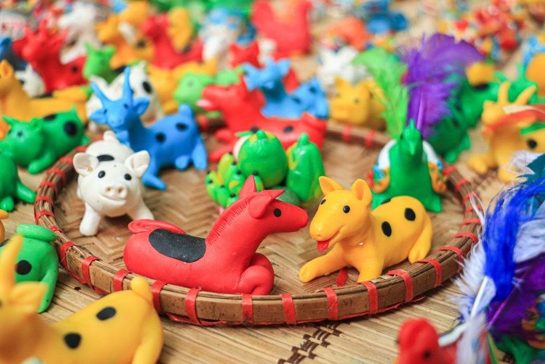 To He siempre resalta por sus diversas formas y colores según los personajes que encantan a los niños.