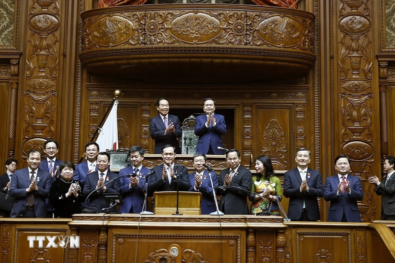 El presidente de la Asamblea Nacional vietnamita, Tran Thanh Man, visita la sala de reuniones de la Cámara de Representantes de Japón. El presidente de la Asamblea Nacional vietnamita, Tran Thanh Man, visita la sala de reuniones de la Cámara de Representantes de Japón.