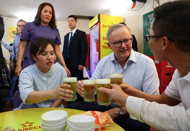 El primer ministro australiano, Anthony Albaneses, bebe cerveza de barril en Hanoi (Foto: vietnamnet.vn)