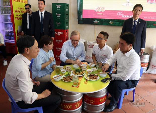 El primer ministro de Australia, Anthony Albanese, bebe tres tazas de cerveza y usa palillos para disfrutar platos vietnamitas (Foto: vietnamnet.vn)