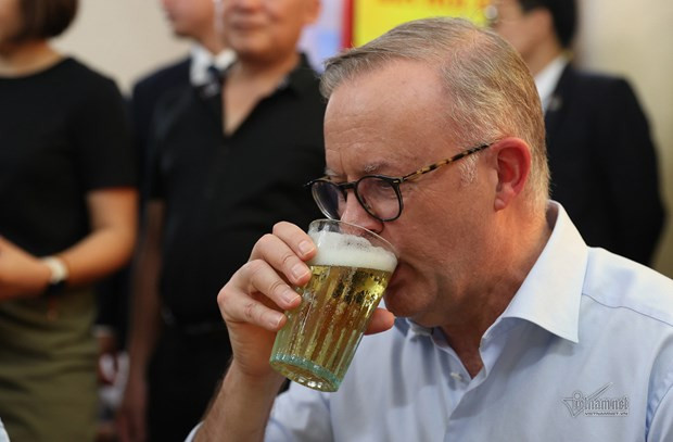 El primer ministro australiano, Anthony Albaneses, bebe cerveza de barril en Hanói (Foto: vietnamnet.vn)