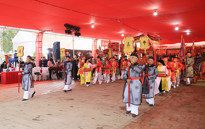 El baile de palabras es presentado por 22 adolescentes de 12 a 15 años.