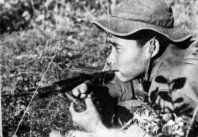 El ejército de liberación a la espera del momento de abrir fuego para atacar la base de Duong De, Tam Ky (provincia de Quang Nam) en la campaña ofensiva estratégica de Hue - Da Nang.