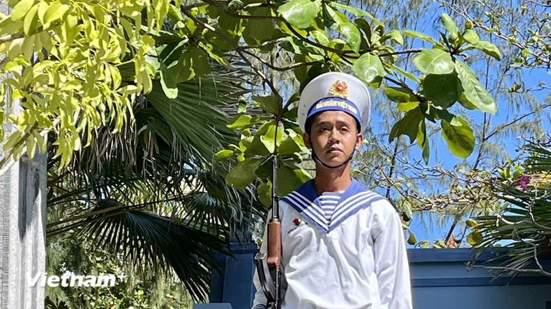 El joven soldado sostiene firmemente su arma para proteger la sagrada soberanía nacional en el mar y las islas. El joven soldado sostiene firmemente su arma para proteger la sagrada soberanía nacional en el mar y las islas.