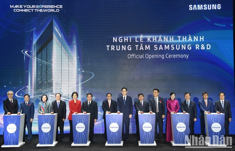 El primer ministro vietnamita Pham Minh Chinh, el presidente de Samsung Electronics, Lee Jae Yong, y los delegados en la ceremonia de inauguración. El primer ministro vietnamita Pham Minh Chinh, el presidente de Samsung Electronics, Lee Jae Yong, y los delegados en la ceremonia de inauguración.