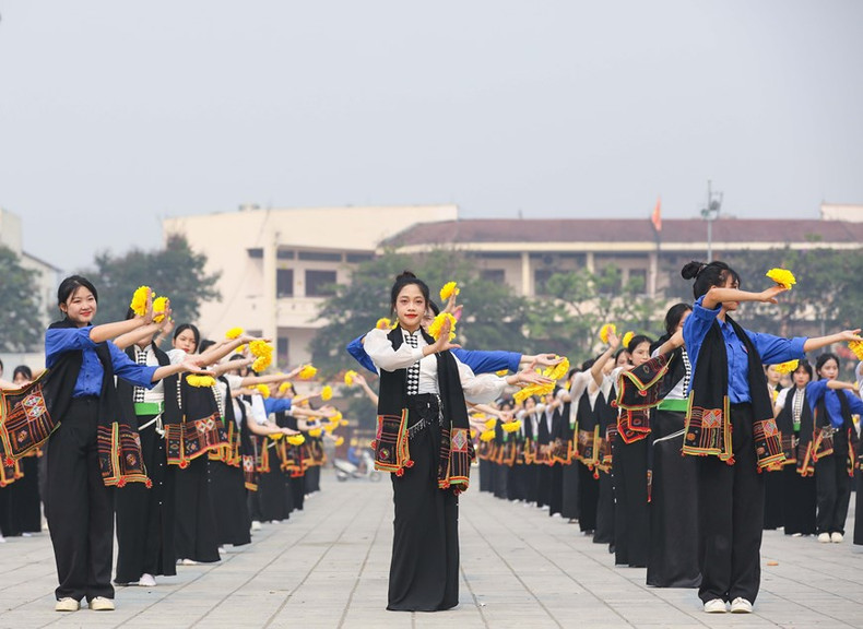 Los estudiantes realizan danzas de la etnia Thai. Los estudiantes realizan danzas de la etnia Thai.