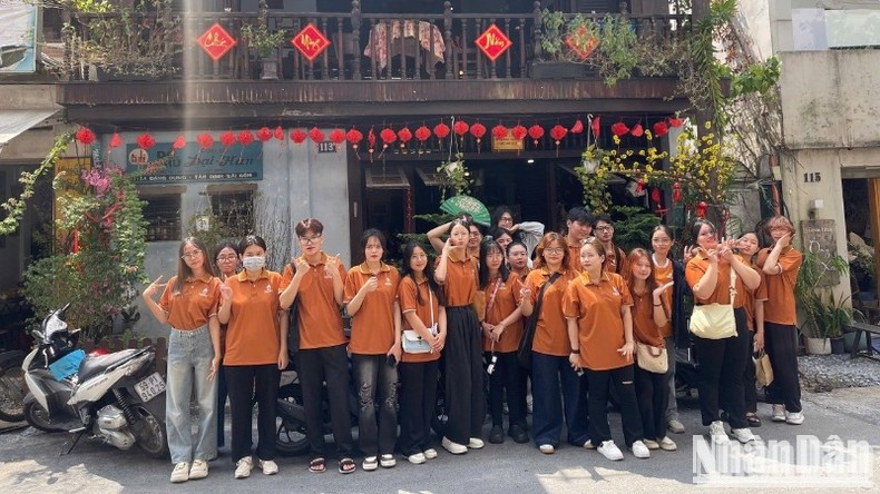 Estudiantes de la Universidad de Hung Vuong visitan el Museo de las Fuerzas Especiales de Saigón.