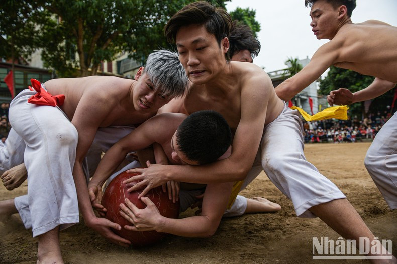 Los jugadores luchan por poner el balón en el hoyo del otro equipo. Los jugadores luchan por poner el balón en el hoyo del otro equipo.