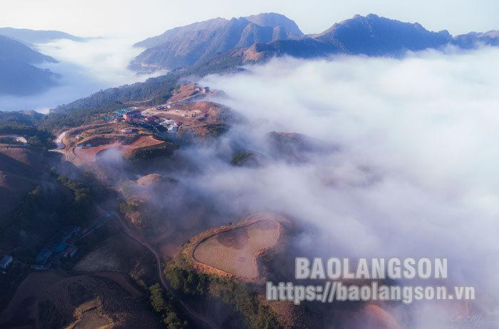 Los caminos y las aldeas parecen más pequeños y misteriosos en el mar de nubes de la mañana.