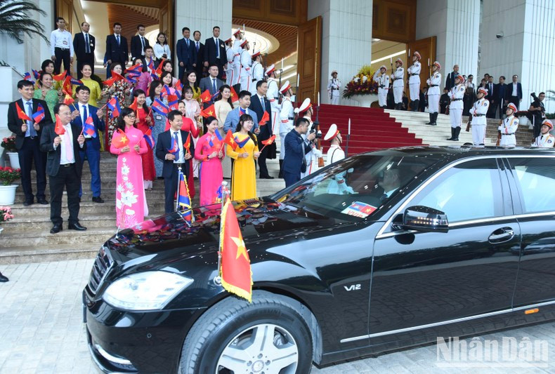 Los habitantes de la capital, Hanói, ondean banderas para dar la bienvenida al jefe de Gobierno de Camboya.