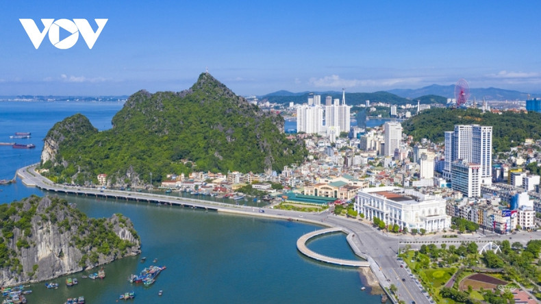 Con 100 metros de altura, la montaña Bai Tho posee un atractivo especial: a un lado se ven callejuelas concurridas que abrazan la base de la montaña, y del otro, un mar plagado de embarcaciones.
