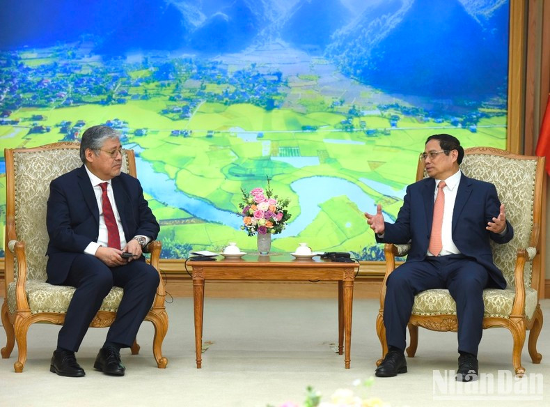 Minh Chinh y el canciller filipino. Minh Chinh y el canciller filipino.