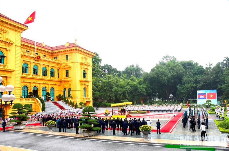 El primer ministro vietnamita, Pham Minh Chinh, preside la ceremonia de bienvenida a su par de Camboya, Samdech Moha Bovor Thipadei Hun Manet. El primer ministro vietnamita, Pham Minh Chinh, preside la ceremonia de bienvenida a su par de Camboya, Samdech Moha Bovor Thipadei Hun Manet.