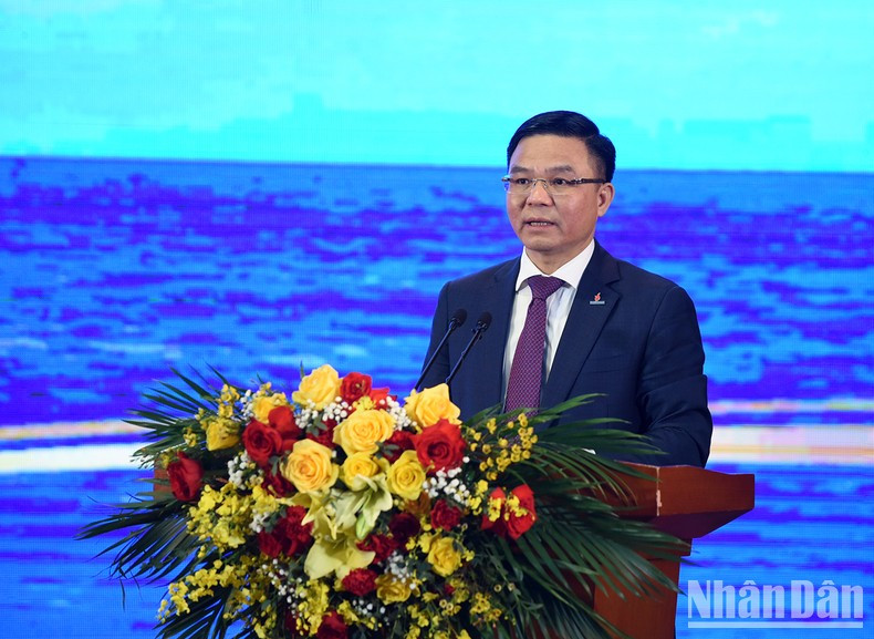 El director general de Petrovietnam, Le Manh Hung, informa sobre las actividades comerciales de la entidad.