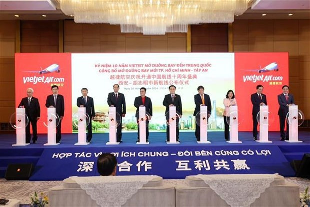 En el acto conmemorativo por el décimo aniversario de la apertura de vuelo a China por parte de Vietjet y el acto para anunciar la operación del vuelo directo entre Ciudad Ho Chi Minh y la urbe china de Xi&apos;an. (Foto: VNA)