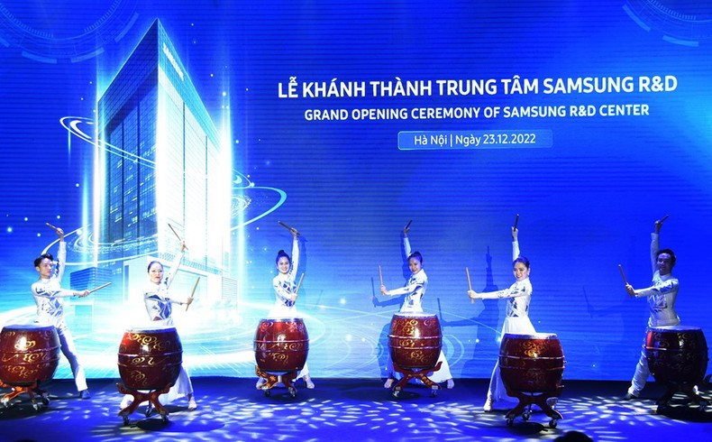 Una actuación artística en el programa. Una actuación artística en el programa.